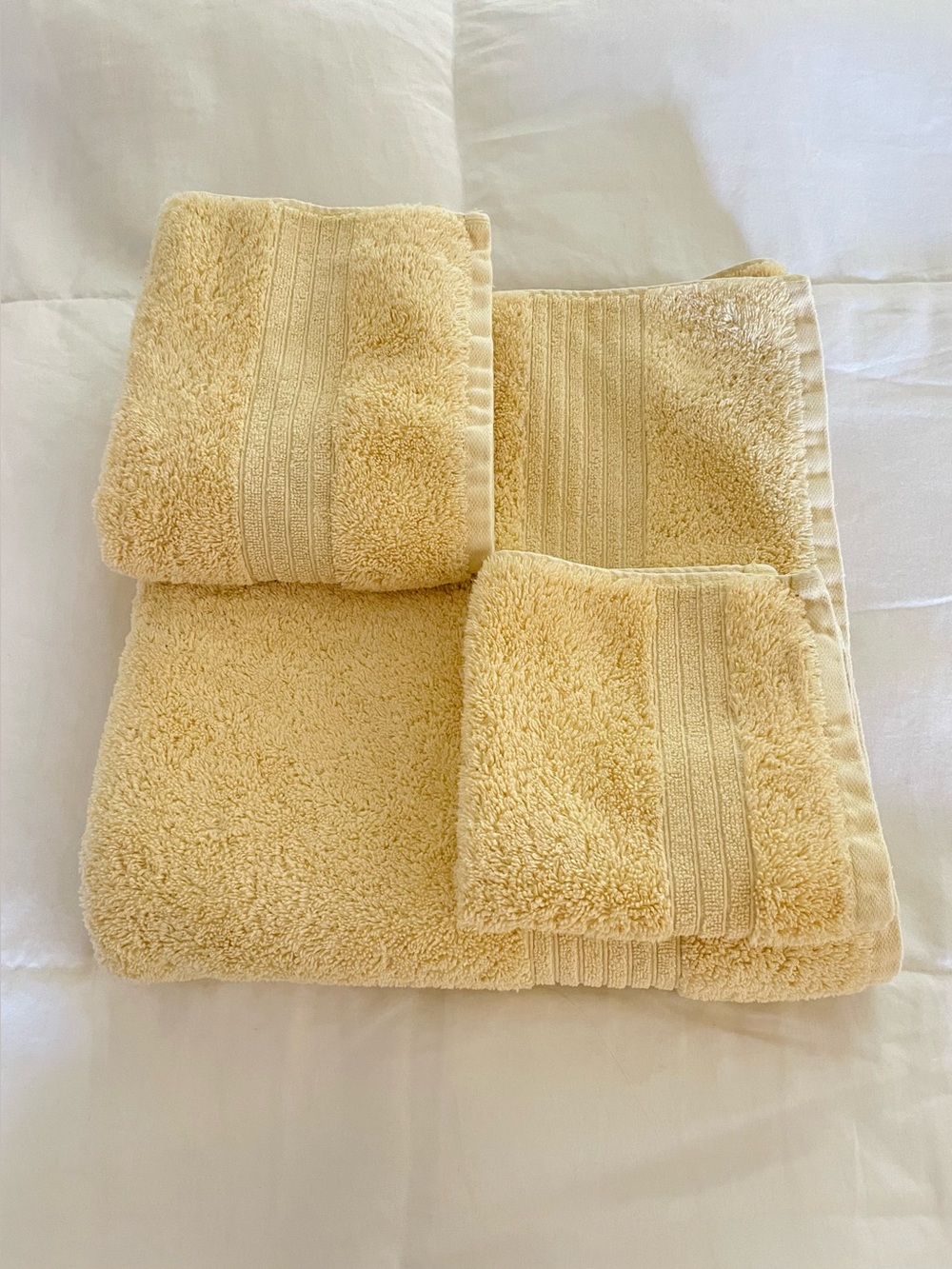 Liz Claiborne Signature Plush Bath & Hand Towel w Washcloth 100% Cotton Yellow
